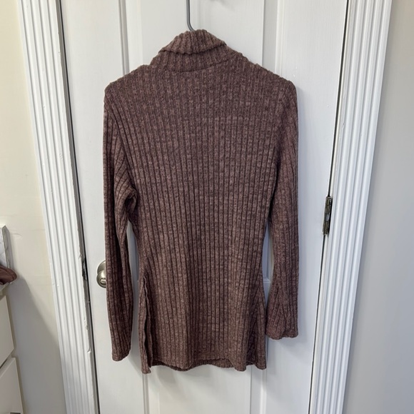 Women's Ribbed Turtleneck Sweater - lavender - Picture 4 of 4